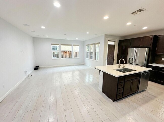 Building Photo - Beautiful 3BD Home in Hayward – Over 2,200 Sq Ft of Comfortable Living