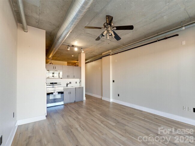 Building Photo - 505 E 6th St