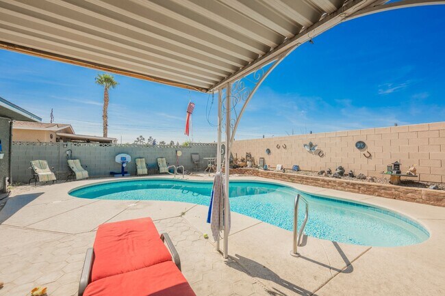 Building Photo - No HOA- Single story pool home