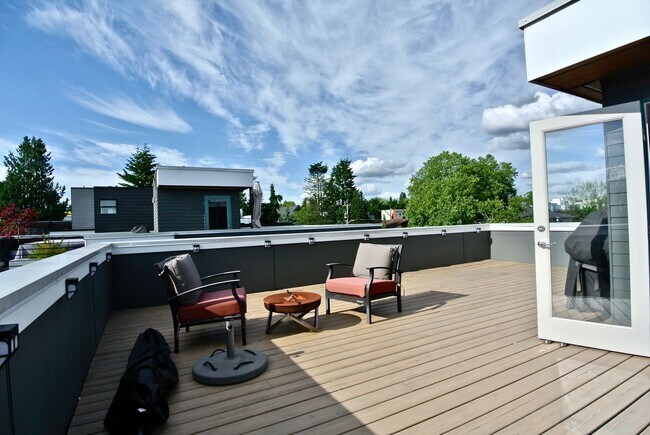 Building Photo - Modern, Stand Alone Home in the heart of Ballard!
