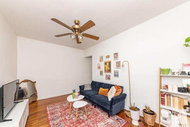 Building Photo - 1 bedroom in Chicago IL 60657