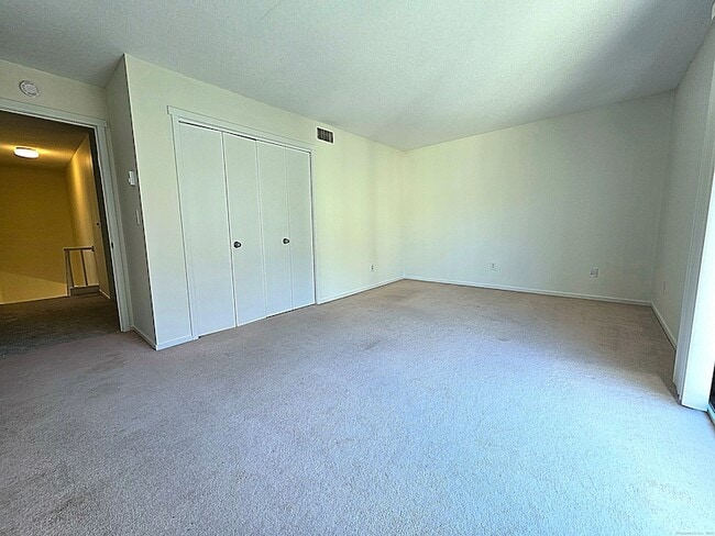 Building Photo - 563 Heritage Vlg