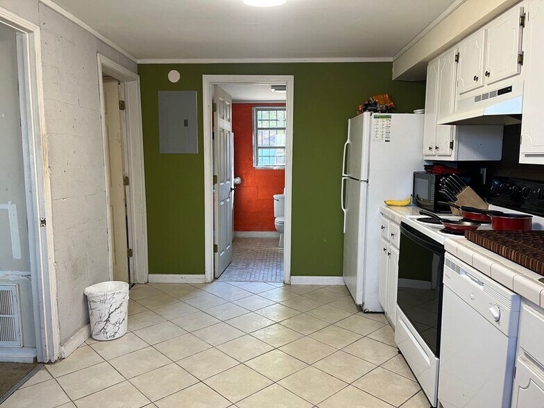 Kitchen - 3408 Montgomery St