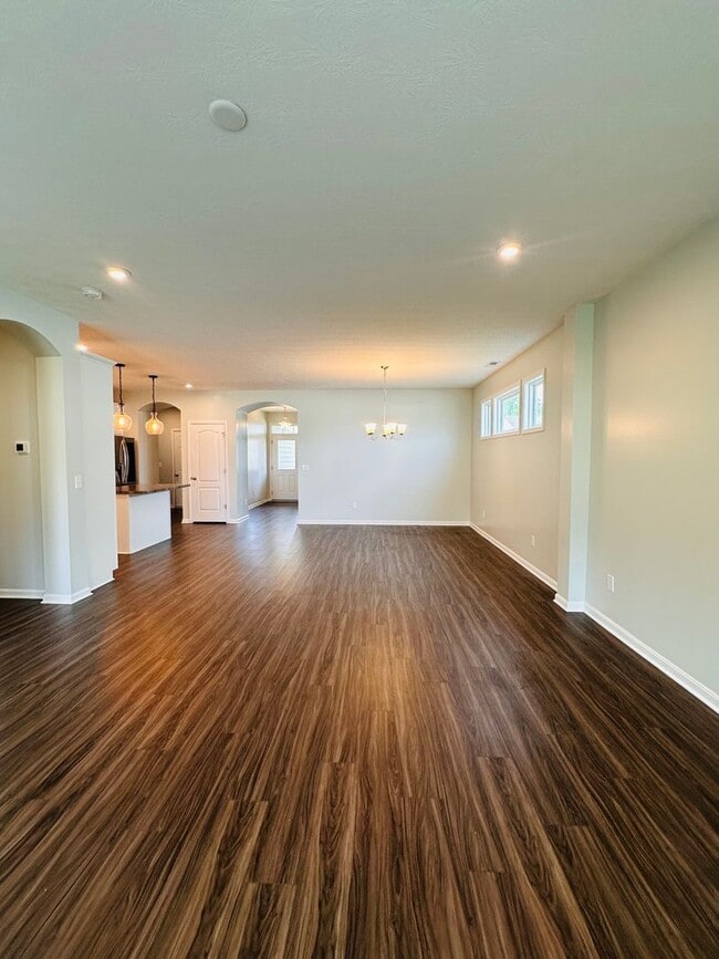 Building Photo - Contemporary Comfort Meets Convenience in Mt. Washington