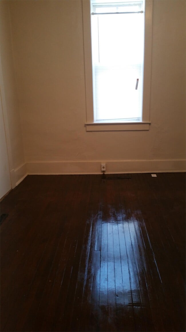 Building Photo - 702 N 6th St