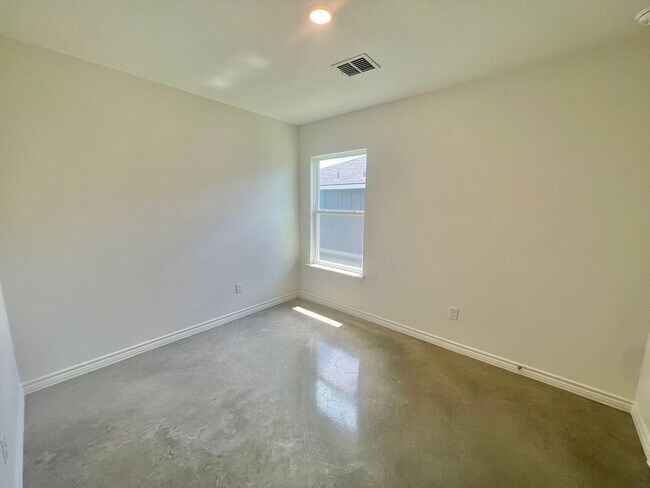 Building Photo - ** NEW / BEAUTIFUL / SPACIOUS / MODERN **