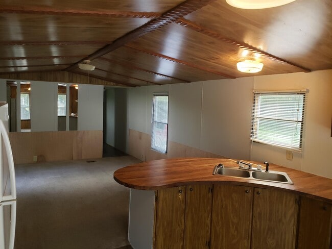 Building Photo - 50 K and M Way