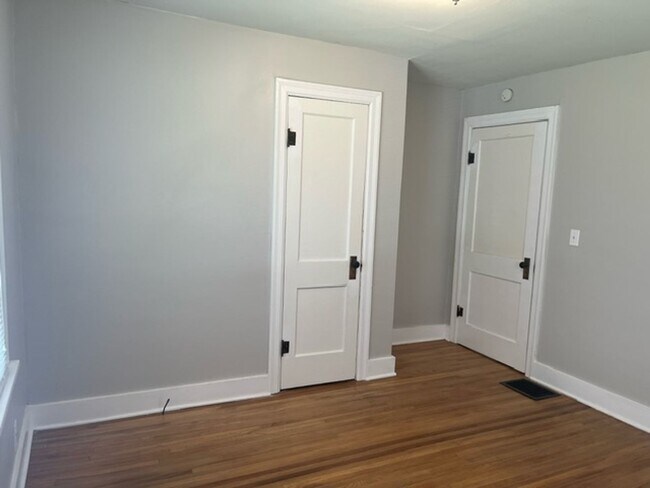 Building Photo - Charming 2 Bedroom Bungalow