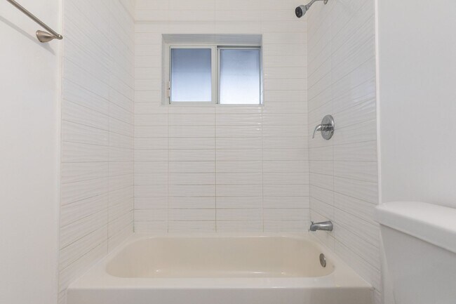 Building Photo - 5918 Pierce St