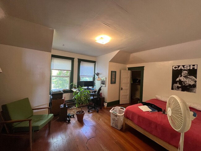 Building Photo - Studio apartment near WWU!