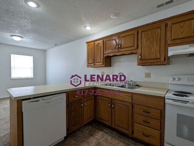 Building Photo - 2 Bedroom Duplex Ready for Move In!