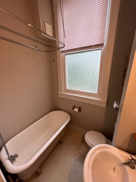 Building Photo - 114 Parker St