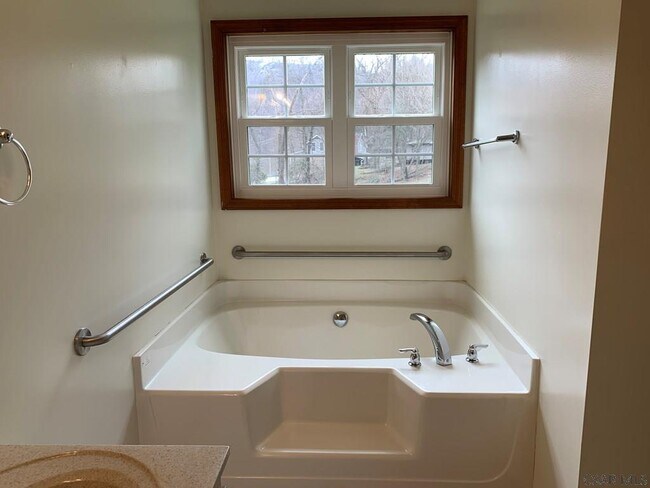 Building Photo - 133 Anderson Ln