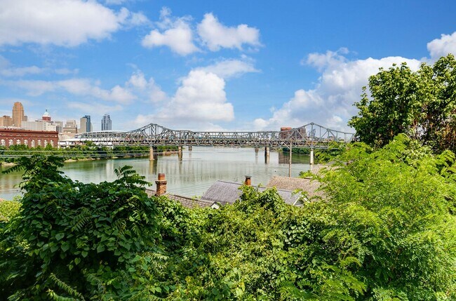 Building Photo - 2 Bedroom, 1 Bath With Amazing Views!