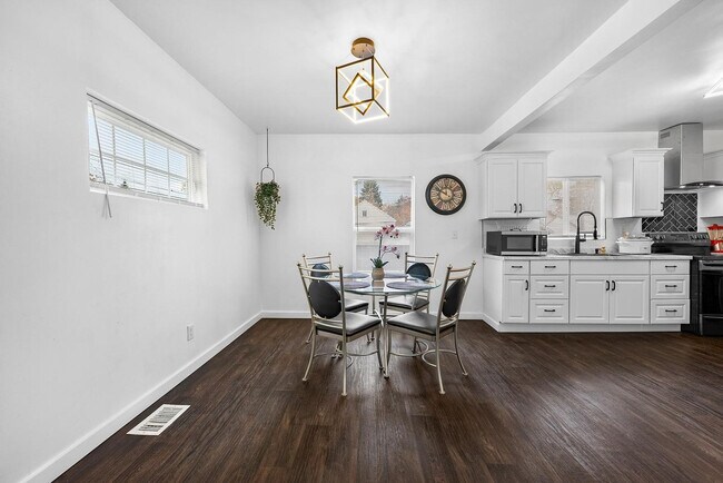 Building Photo - 2009 Sharon St