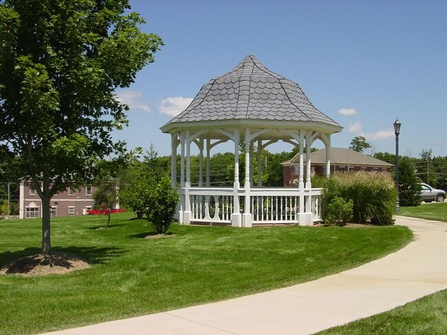 Building Photo - 1BR/1BA, Upscale Loft with accessible Rooftop Deck & Community Pool!