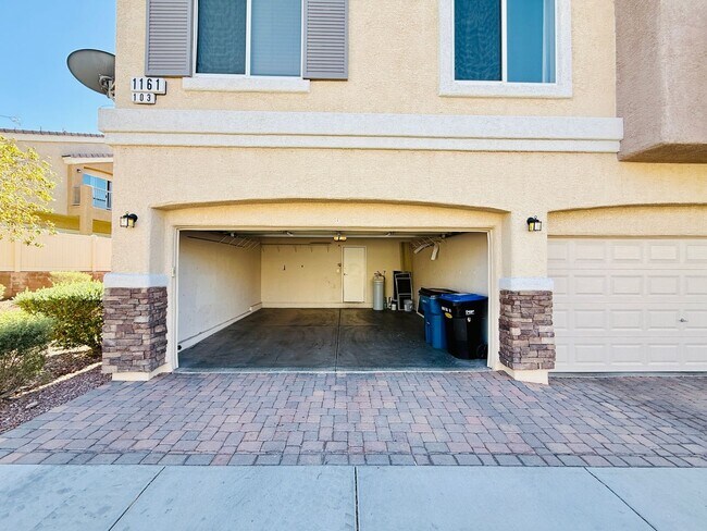 Building Photo - Great Spacious 3 bedroom Townhome Available!