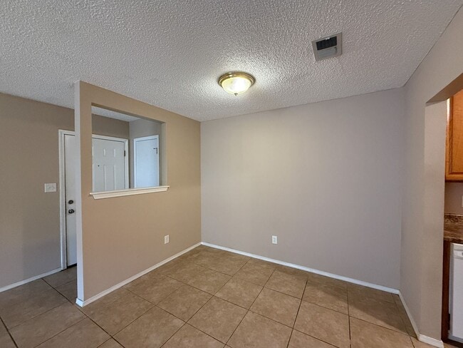 Building Photo - 2 Bedroom 1 Bath Unit for Rent - Water, Tr...