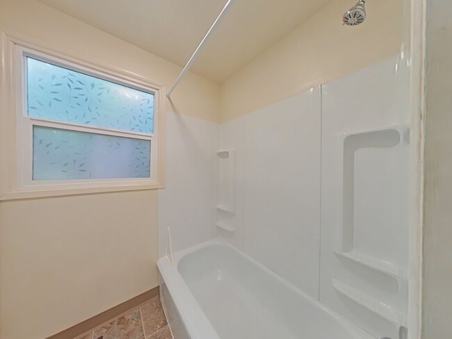 Building Photo - 4 Bedroom House ~ Close to Corvallis Count...