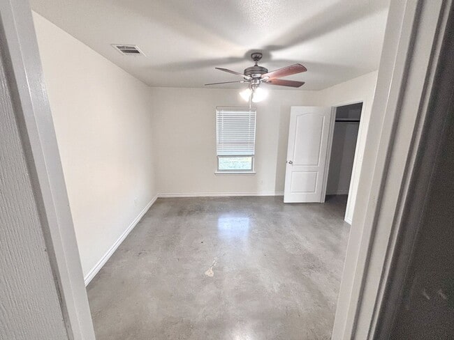 Building Photo - Modern 3-Bedroom Single-Story Home with St...