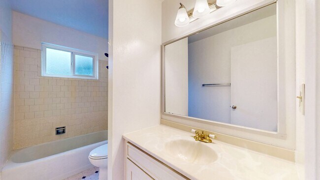 Building Photo - 3 Bedroom 2 Full Bath with Private Yard and 1 Car Garage !