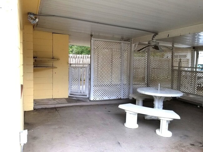 Building Photo - Centrally located home in St Pete - Move I...