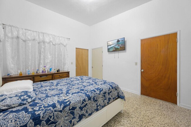 Building Photo - 13945 N Miami Ave