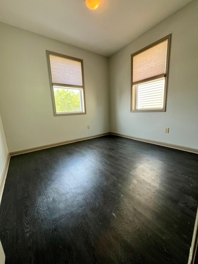 Building Photo - Stunning 6-Bedroom Townhome Steps Away from Temple! Available NOW! RENT SPECIAL - One Month FREE ...