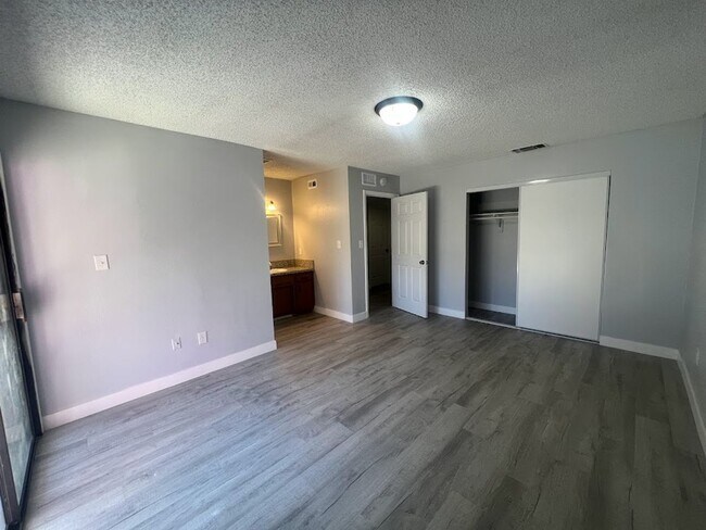 Building Photo - 4416 Parkwood Ct 93309
