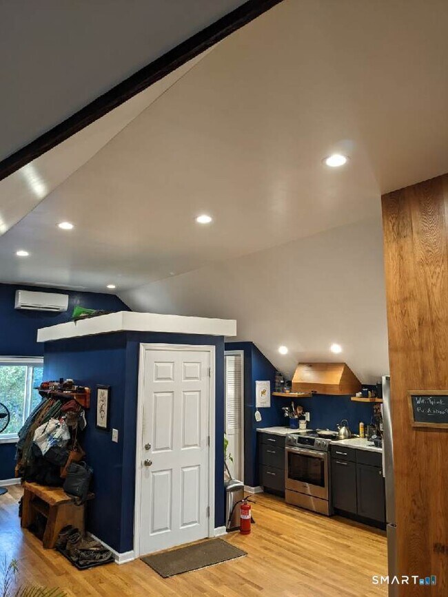 Building Photo - 2870 Fairfield Ave