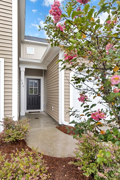 Building Photo - Conveniently located 3 bedroom, 2.5 bathroom townhome in The Commons subdivision