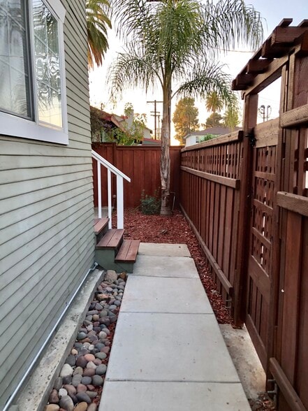 Building Photo - 4671 Edgeware Rd