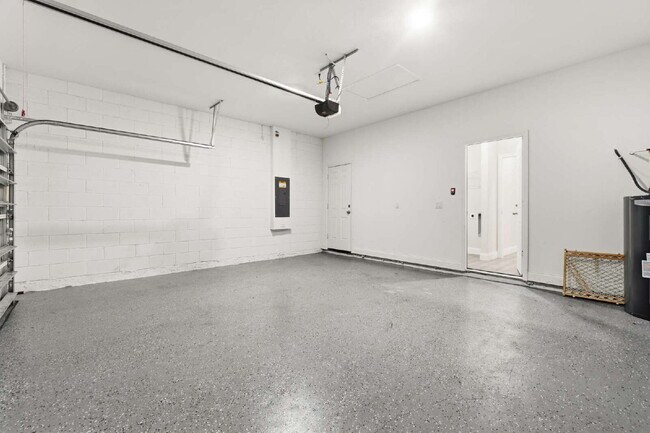 Building Photo - Nearly New 4BR Home Available Now in SW Ocala