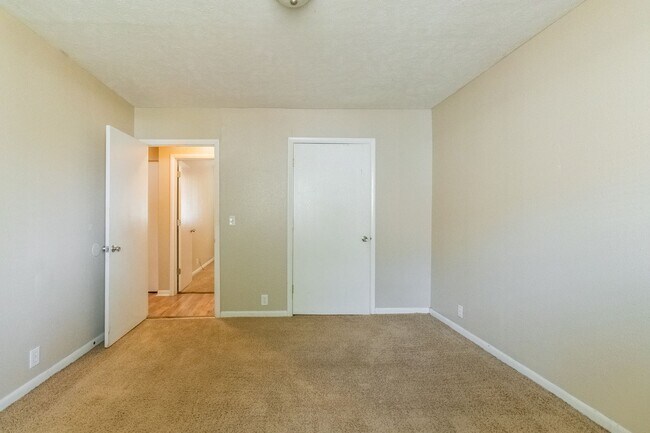 Building Photo - **$500 Move In Credit - SHORT TERM LEASE O...