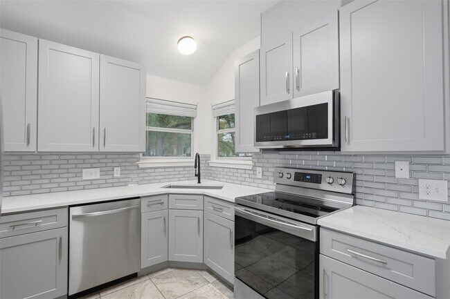 Building Photo - 108 Songbird Ct
