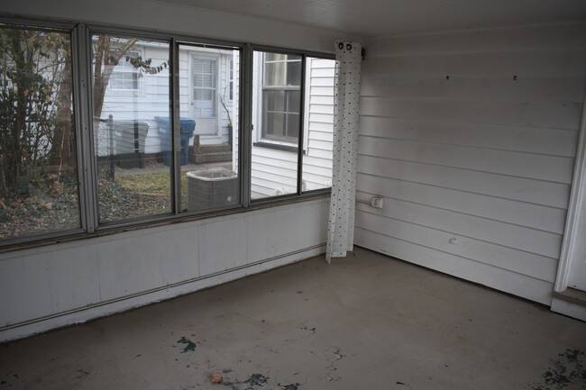 Enclosed porch - 18921 Coffinberry Blvd