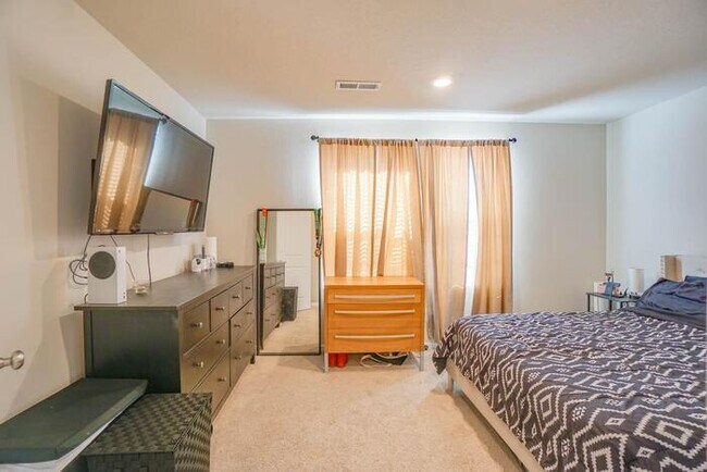 Building Photo - NEWER THREE BEDROOM WITH GARAGE