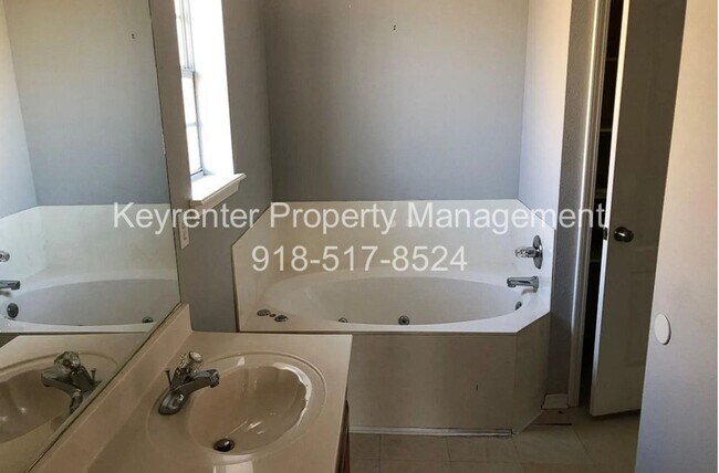 Building Photo - 3 Bed 2 Bath Broken Arrow