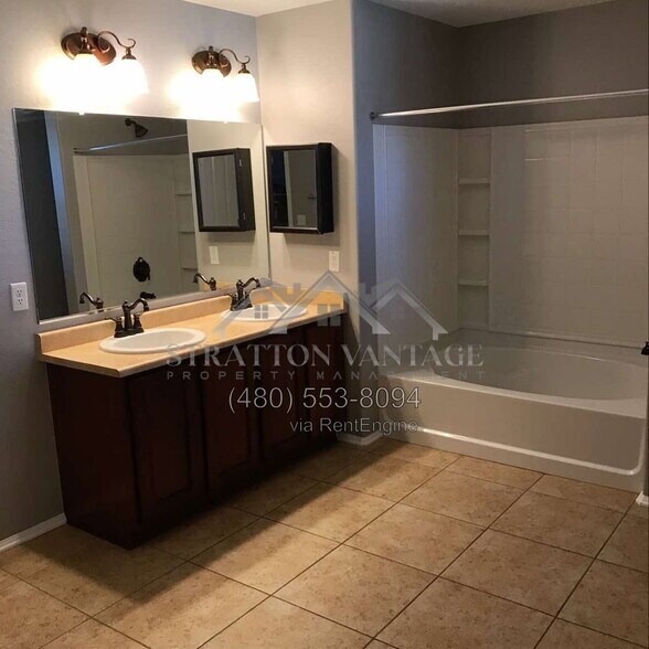Building Photo - 1068 S Hawk Ln