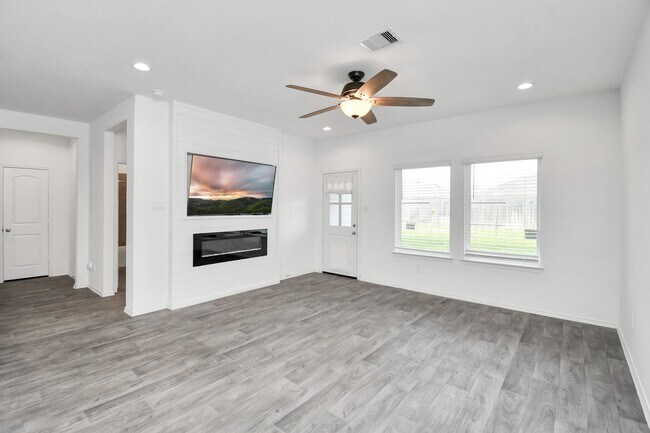 Building Photo - 5443 Pinetree Cres Ln