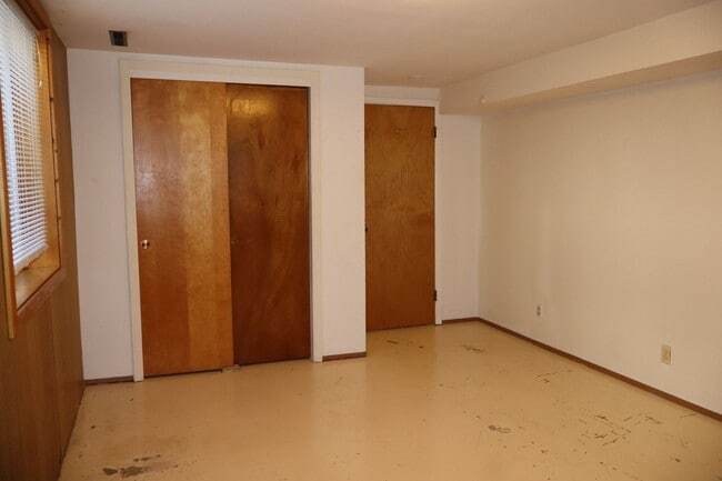 Building Photo - Spacious 3 Bedroom Home with Finished Base...