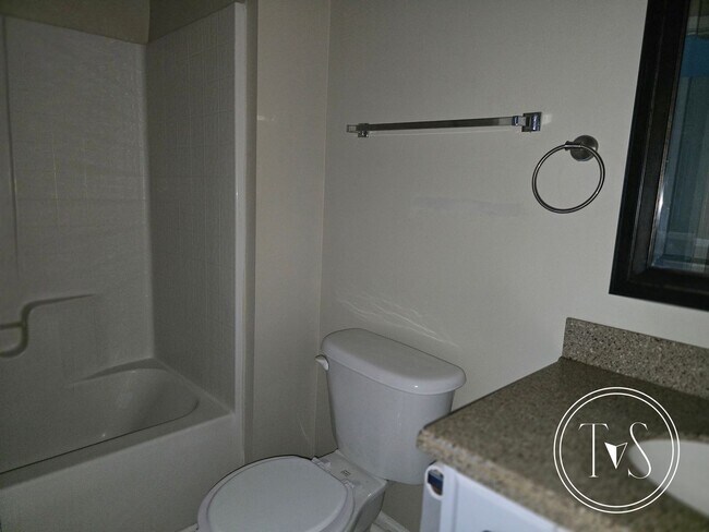 Building Photo - RATE DROP ALERT (was $2300/month)!