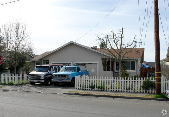 Building Photo - 1355-1357 Beachwood Dr