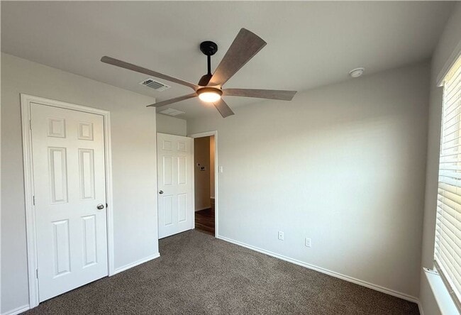 Building Photo - Stunning 3-bedroom 2-bathroom house!