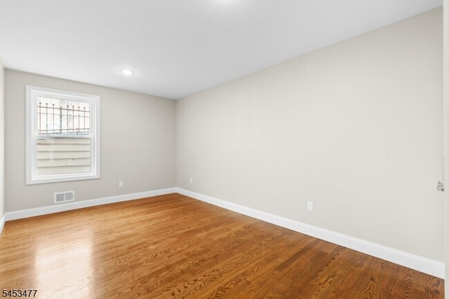 Building Photo - 806 2nd Ave
