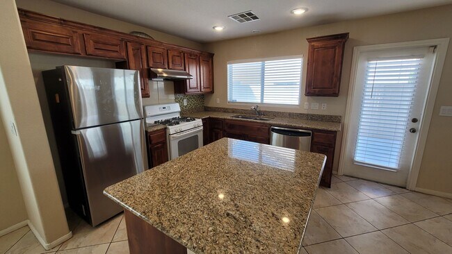 Building Photo - Great 4 Bedroom in the SW!!