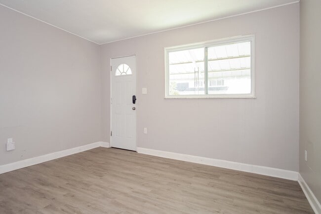 Building Photo - 1260 Summerlea Ave