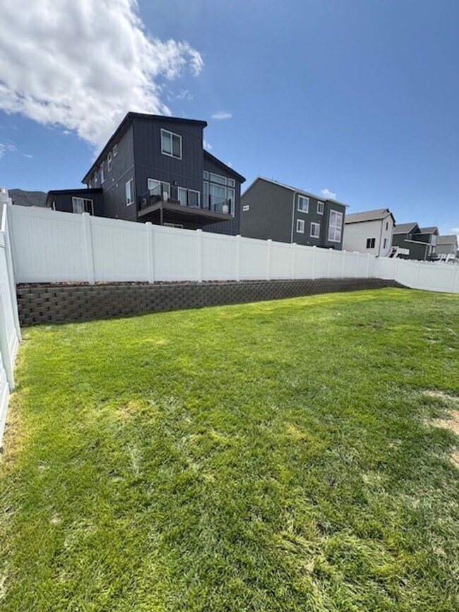 Building Photo - 4 Bedroom / 3 Bath Home in Eagle Mountain!