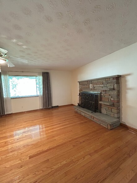Building Photo - 1801 Oakwood Dr