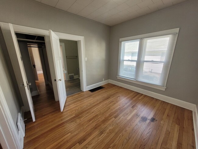 Building Photo - 2 Bedroom, 1 Bathroom home with hardwood!